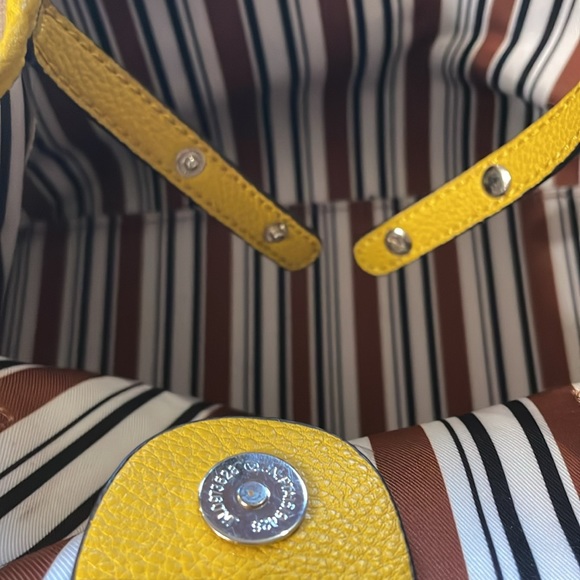 Guess purse with removable clutch inside. Clutch attaches inside with snaps - Picture 3 of 5